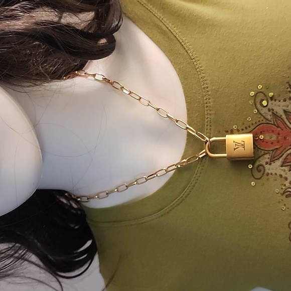 Louis Vuitton lock π and key π set on a gold tone hardware chain - Picture 11 of 12